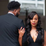 Homme noir à côté d'une belle femme noire