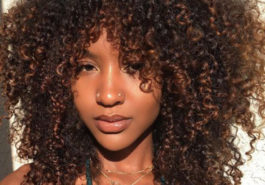 femme noire cheveux bouclés