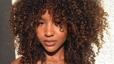 femme noire cheveux bouclés