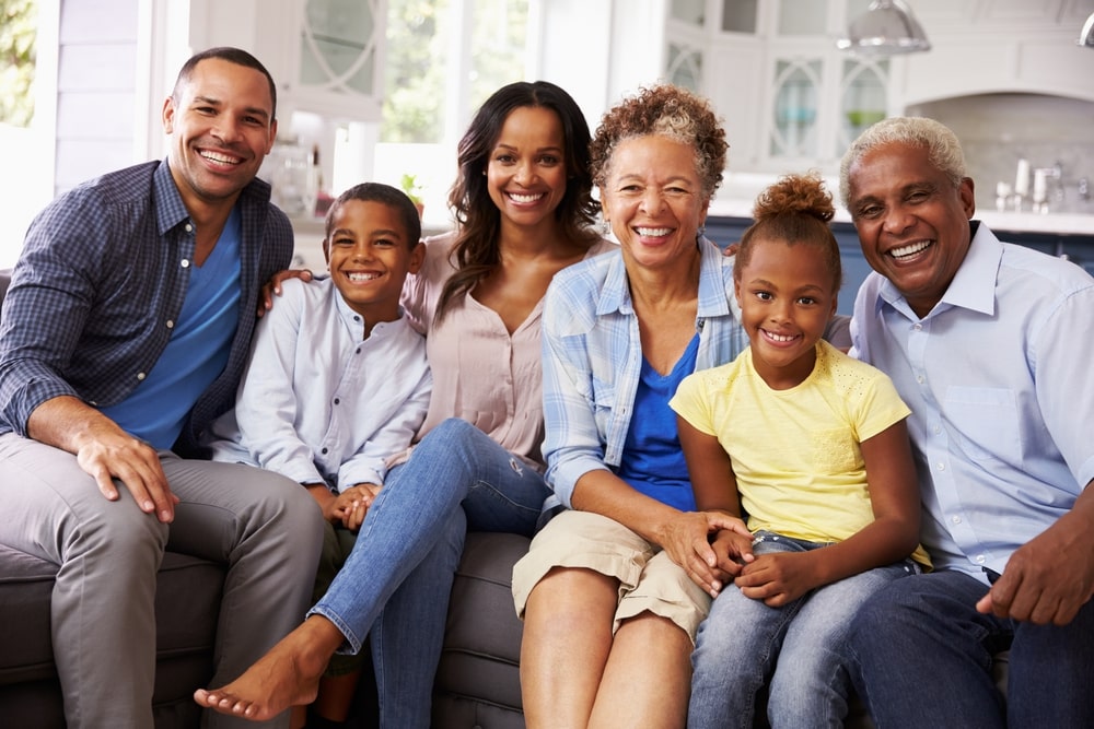 Portrait de groupe d'une famille noire multigénérationnelle à la maison