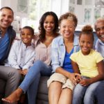 Portrait de groupe d'une famille noire multigénérationnelle à la maison