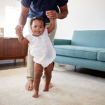 bébé noir qui apprend à marcher