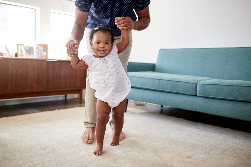 bébé noir qui apprend à marcher