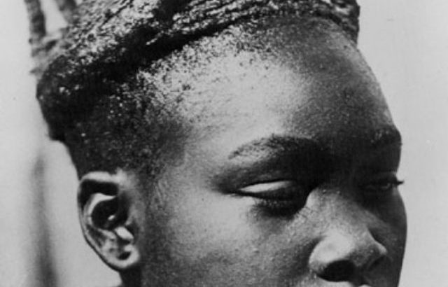 Marié à Ova Wambo, femme portant la coiffure d'Omhatela, vers 1940. Namibie-Sud de l'Angola