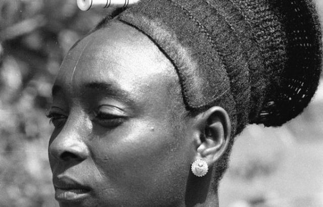 Une femme Mangbetu du Congo avec une belle coiffe