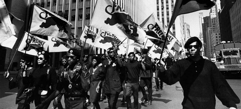 Le Black Panther Party défile dans les rues américaines
