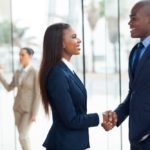 homme et femme noirs qui se serrent la main