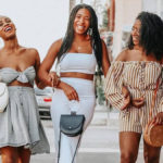3 femmes noires bras dessus bras dessous qui rigolent