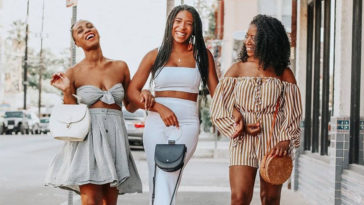 3 femmes noires bras dessus bras dessous qui rigolent